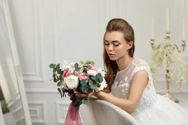 Bella tenera giovane sposa con mazzo di fiori — Foto Stock