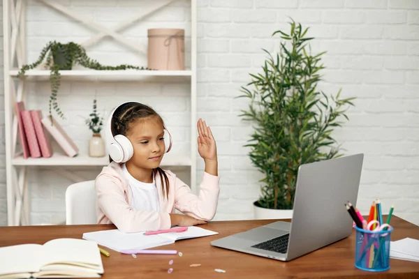 Kisgyermek lány használja laptop az online tanuláshoz — Stock Fotó