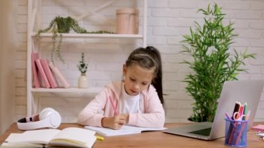Küçük kız çevrimiçi e-öğrenme sistemi için dizüstü bilgisayar kullanıyor