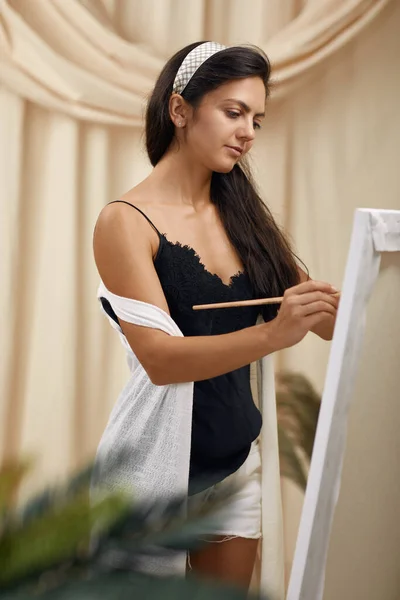 Female artist. Woman painting in art studio — Stock Photo, Image