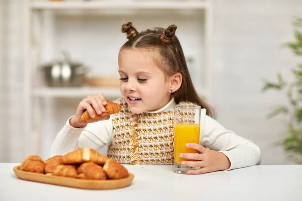 Маленька дівчинка сніданок — стокове фото