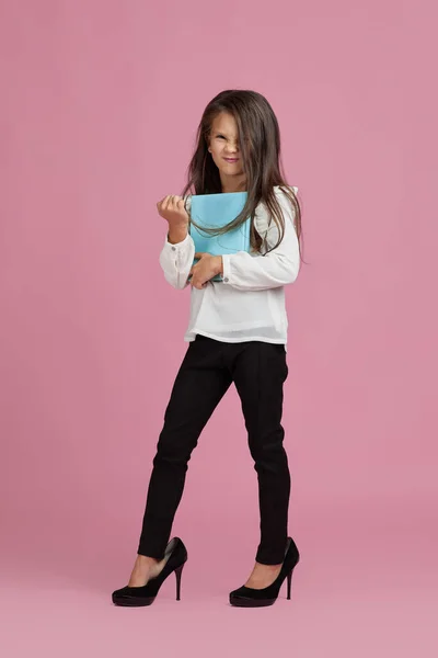 Schattig klein kind meisje in oversized moeders schoenen — Stockfoto