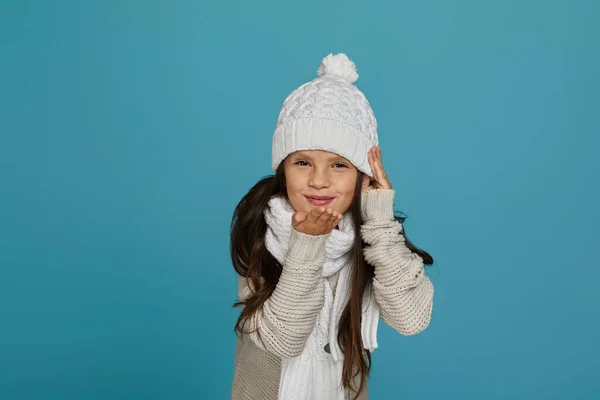 Menina alegre no inverno branco chapéu de malha — Fotografia de Stock