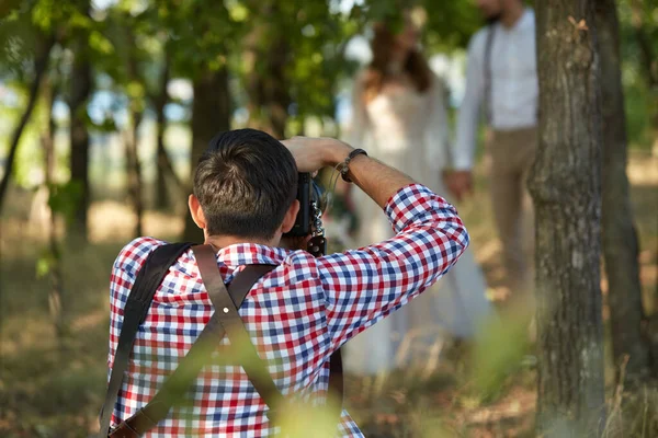 Fotografer pernikahan mengambil gambar dari pengantin pria dan wanita — Stok Foto