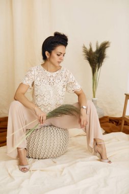 Esmer kadının stüdyo içinde çekilmiş bir fotoğrafı..