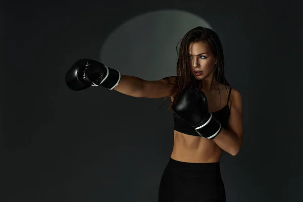 戴黑色拳击手套的女运动员 — 图库照片