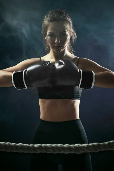 Αθλητική μελαχρινή γυναίκα σε γάντια πυγμαχίας και αθλητικά ενδύματα — Φωτογραφία Αρχείου