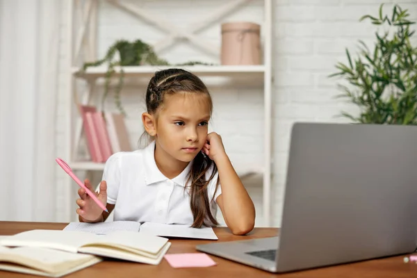 Liten barn flicka med bärbar dator för att studera online — Stockfoto