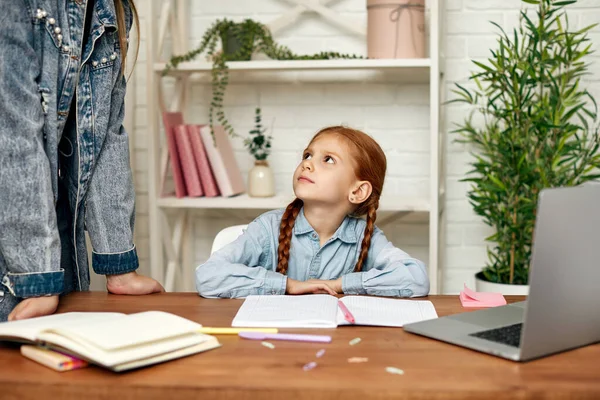 Liten barn flicka med bärbar dator för att studera online — Stockfoto