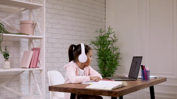 Kisgyermek lány használja laptop számítógép tanulmányozására online e-learning rendszer. — Stock videók