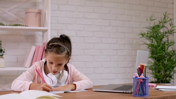 Lille barn pige ved hjælp af bærbar computer til at studere online e-learning system – Stock-video