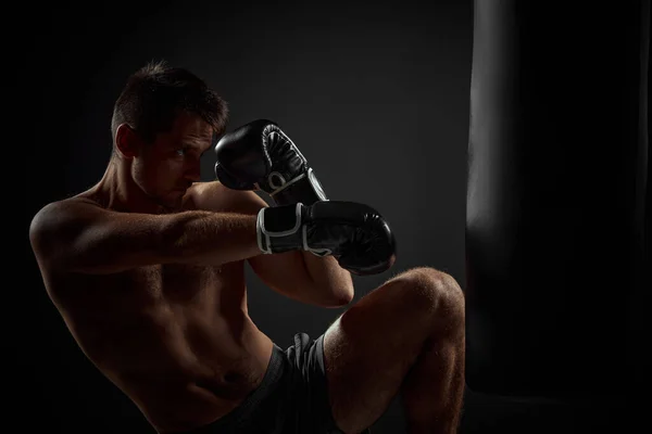 Boxeador de perforación en bolsa de boxeo —  Fotos de Stock