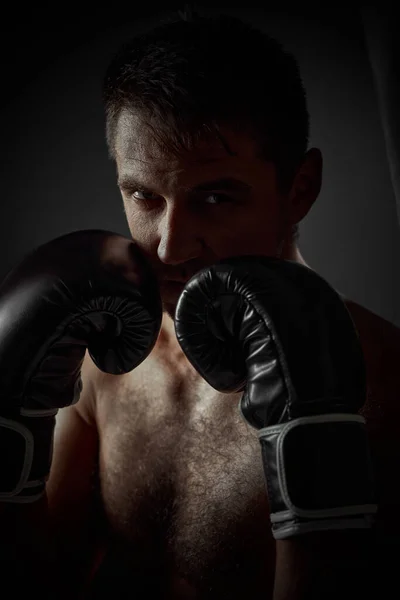 Joven guapo boxeador masculino en guantes negros — Foto de Stock