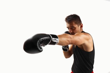 Siyah boks eldivenli adam yumruk atıyor.