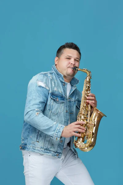 Músico bonito tocando o saxofone — Fotografia de Stock