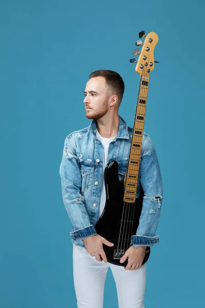 Homem bonito em ganga com guitarra — Fotografia de Stock