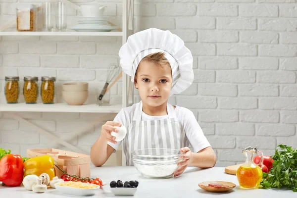 Kleiner Junge mit Kochmütze und Kochschürze — Stockfoto