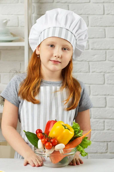 Kislány gazdaság tál friss zöldség — Stock Fotó