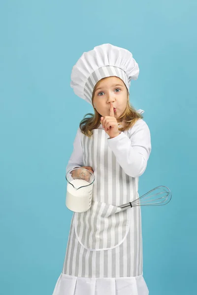 Aranyos kislány szakács készít egészséges étel. — Stock Fotó