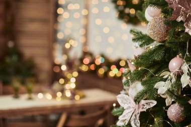 Yılbaşı süslemelerinin bulanık arka planında Noel ağacı