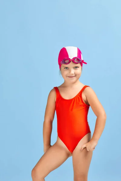 Mayo giymiş, gözlüklü ve yüzme şapkalı küçük bir kız çocuğu. Tam uzunluk — Stok fotoğraf