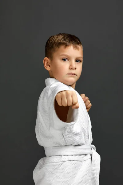 Niño vestido con un kimono de karate blanco —  Fotos de Stock