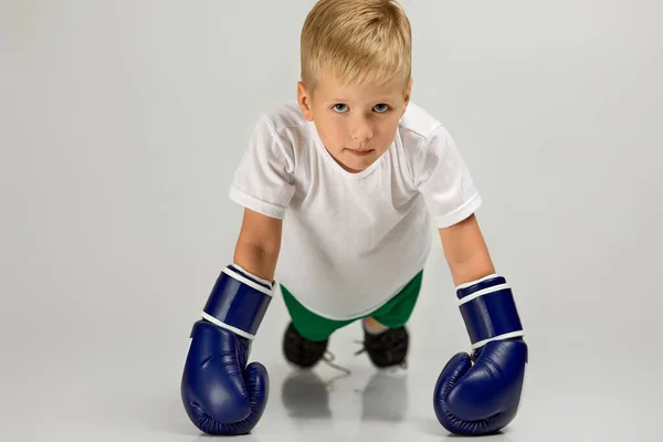 Boxing lutador menino em luvas de boxer — Fotografia de Stock