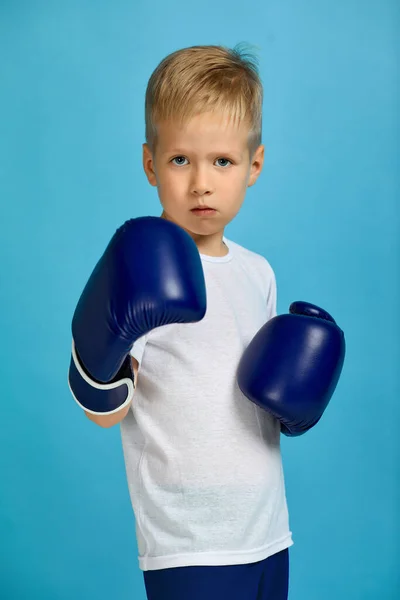 Boxning fighter pojke i boxerhandskar — Stockfoto