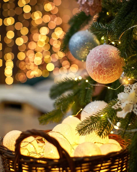 Χριστουγεννιάτικο δέντρο σε θολό φόντο των Χριστουγέννων διακοσμημένο εσωτερικό — Φωτογραφία Αρχείου
