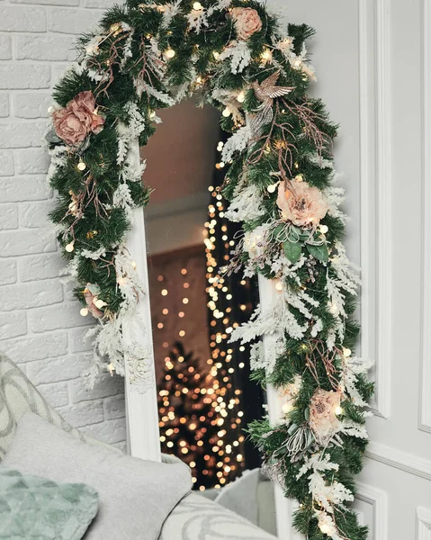 Miroir de Noël décoré de fleurs et branches d'épinette — Photo