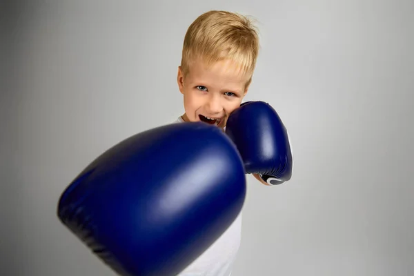 Боксерський хлопчик в боксерських рукавичках — стокове фото
