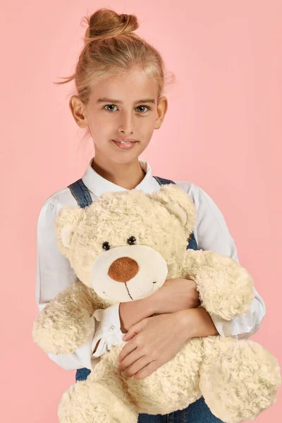 Sevimli küçük kız oyuncak ayıya sarılıyor. — Stok fotoğraf