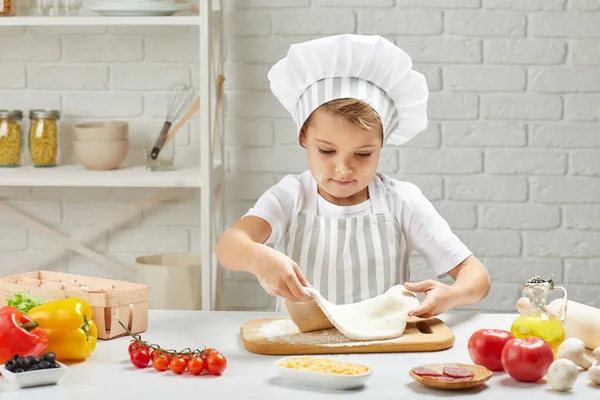 Liten pojke i mössa och en förkläde kock — Stockfoto