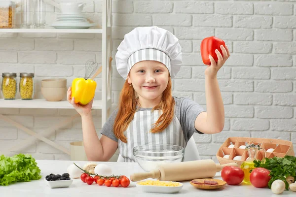 Kind mit gelben und roten Paprika — Stockfoto