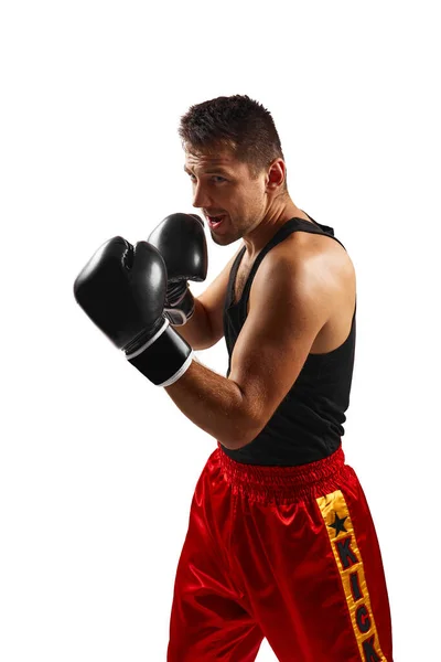 Hombre deportivo en guantes de boxeo negro puñetazos — Foto de Stock