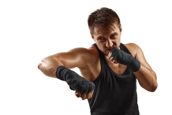 Hombre deportivo en vendajes deportivos rojos en sus manos luchando — Foto de Stock