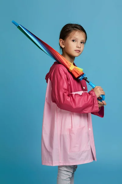 Menina bonito com guarda-chuva multicolorido — Fotografia de Stock