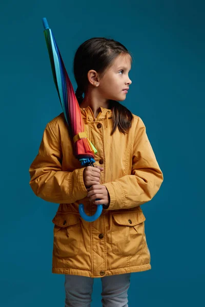 Мила дівчинка з різнокольоровою парасолькою — стокове фото