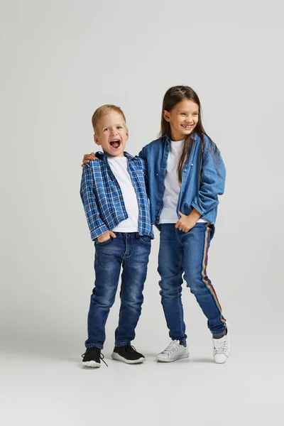 Söta små barn i eleganta denim kläder — Stockfoto