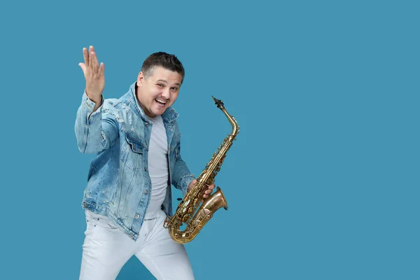 Счастливый музыкант с саксофоном — стоковое фото