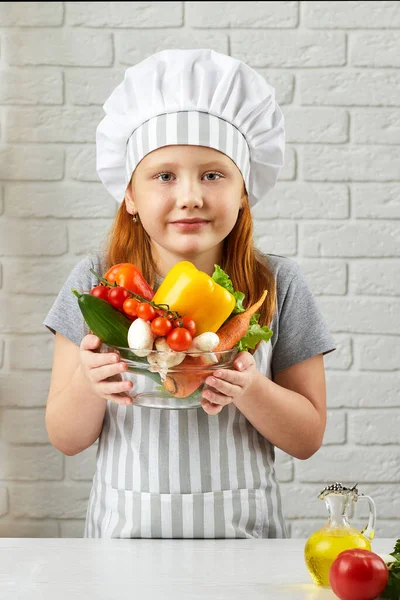 Kleines Mädchen hält Schüssel mit frischem Gemüse — Stockfoto