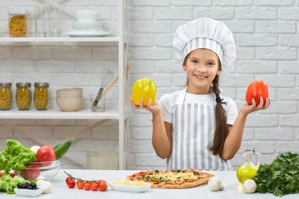 Kind mit gelben und roten Paprika — Stockfoto