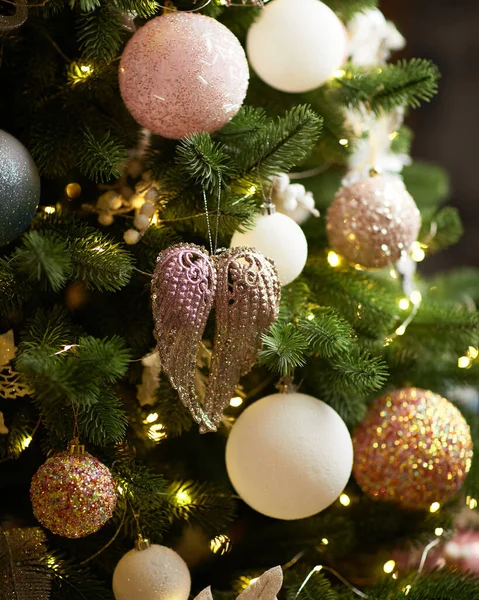 Рождественская елка украшена рождественскими шарами — стоковое фото