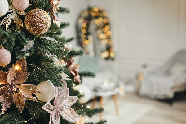 Karácsonyfa elmosódott háttér karácsony díszített belső — Stock Fotó