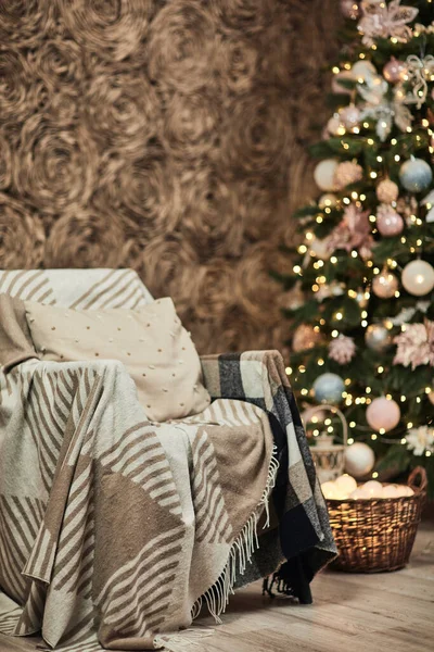 Fauteuil avec couverture chaude et sapin de Noël décoré. — Photo