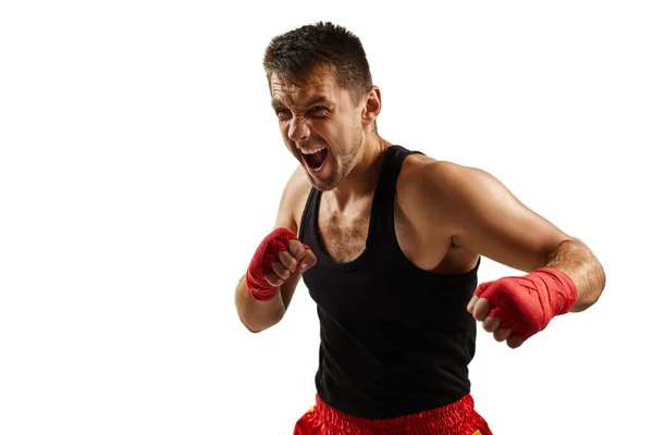 Hombre deportivo en vendajes deportivos rojos en sus manos luchando — Foto de Stock