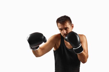 Siyah boks eldivenli adam yumruk atıyor.