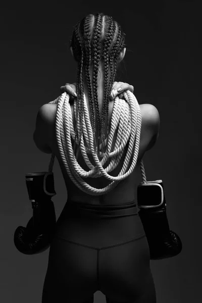 Mode sexig vacker kvinna modell med svart boxningshandskar och vitt rep — Stockfoto