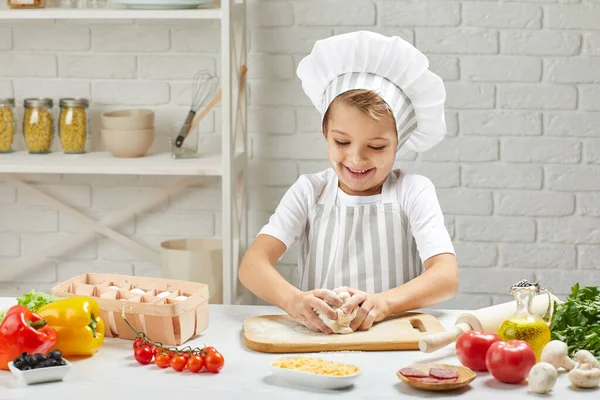 Kisfiú sapkában és kötényszakács. — Stock Fotó