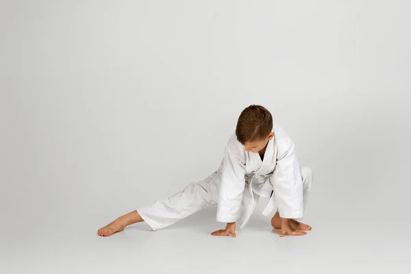 Niño vestido con un kimono de karate blanco —  Fotos de Stock